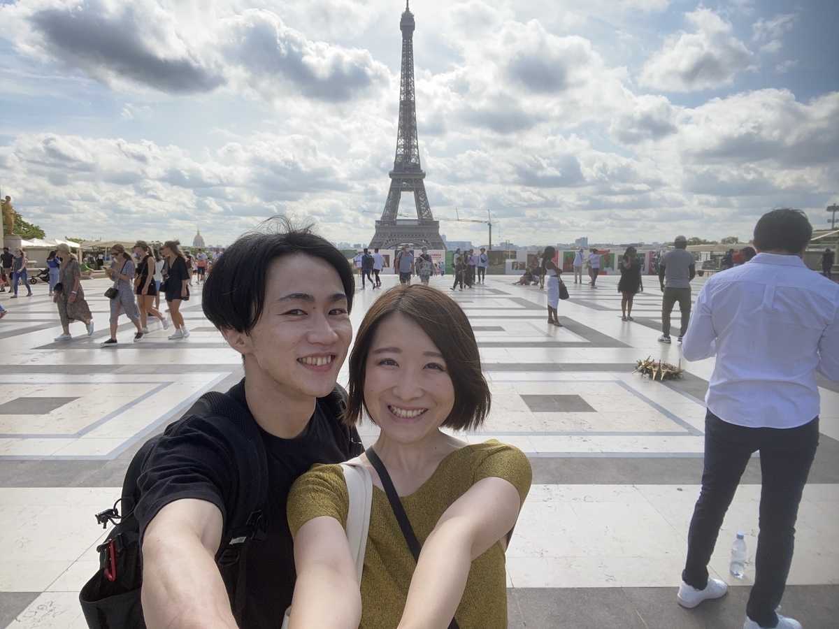 パリの有名な通りAvenue de Camoensでエッフェル塔を眺める シリル