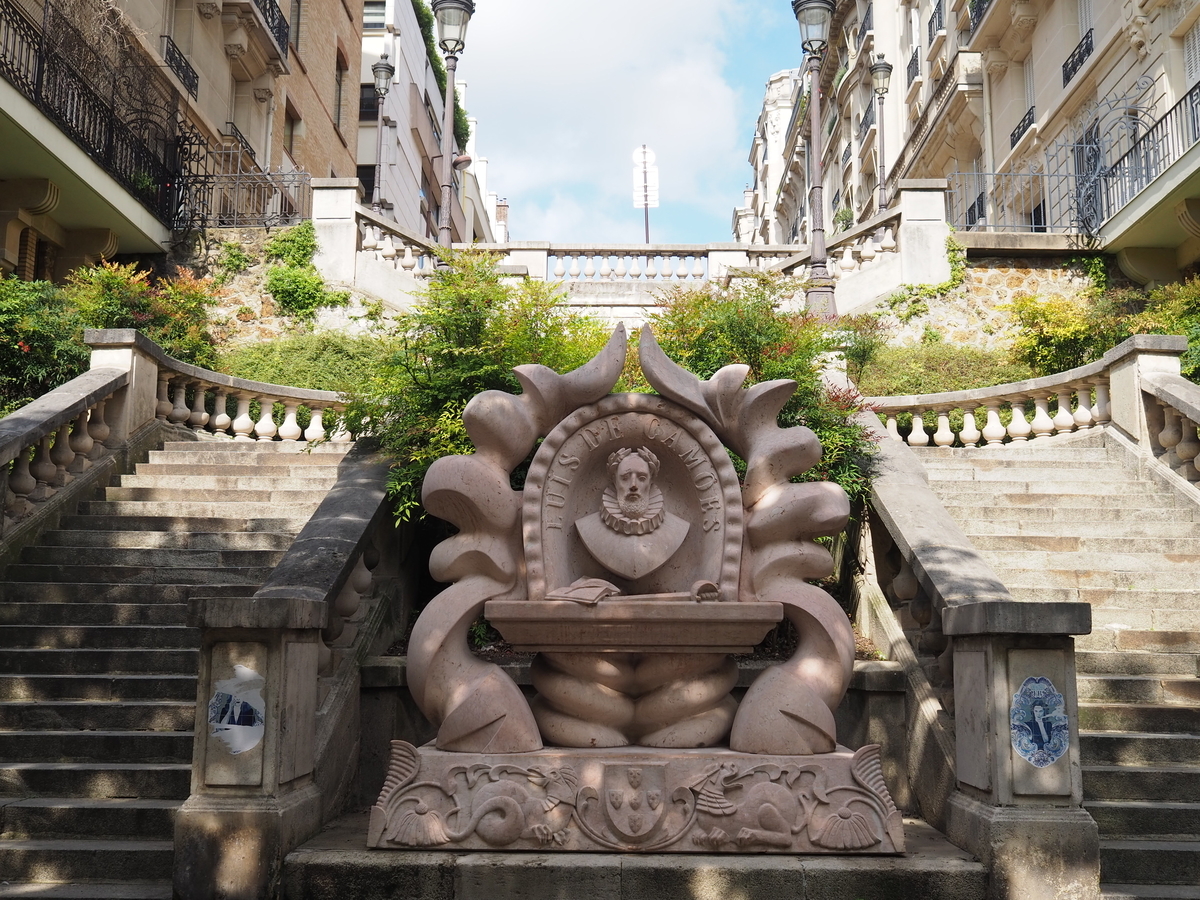 STREET パリ パリの有名な通りAvenue de Camoensでエッフェル塔を眺める シリル