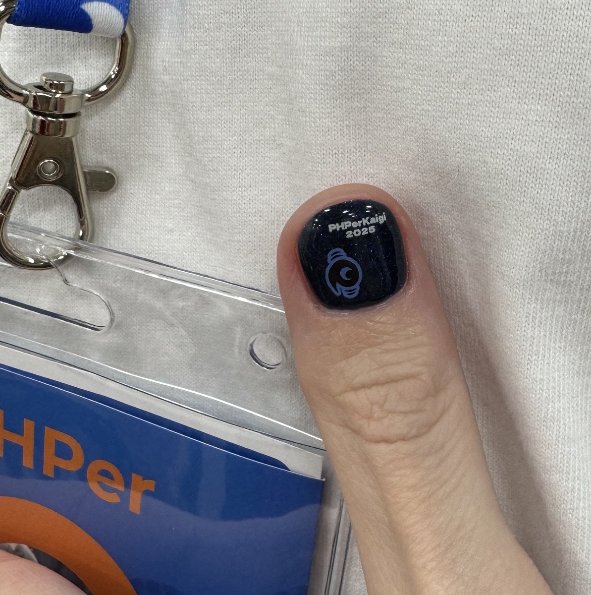PHPerKaigi 2025 のジェルネイルをしている親指