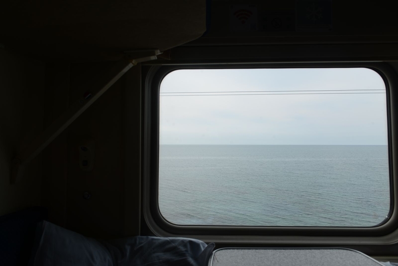 車窓から見える海