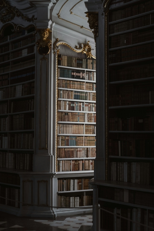 古い図書館の書架