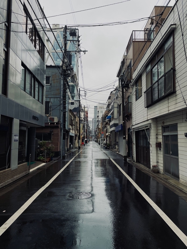 雨に煙る街