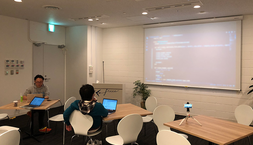 f:id:ymrl:20171130154044j:plain みんなでコードを眺めている様子