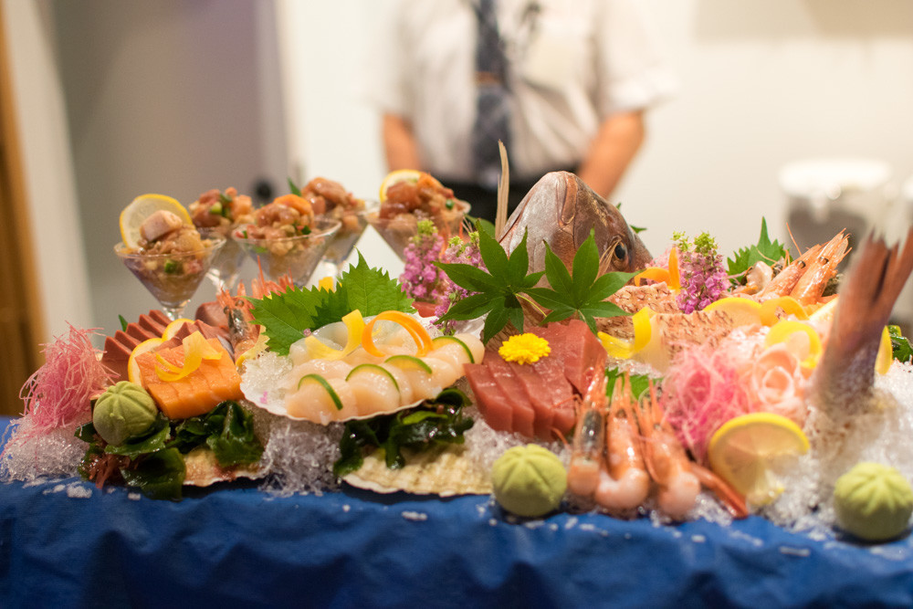 夕食の魚のお造りの写真