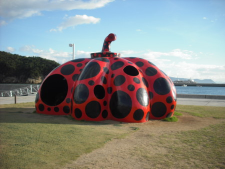瀬戸内国際芸術祭　直島　赤かぼちゃ