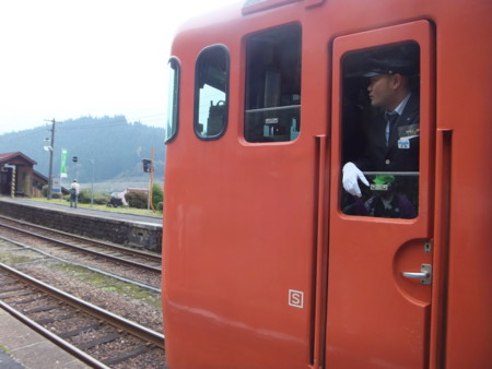 スローライフ列車　美作加茂駅