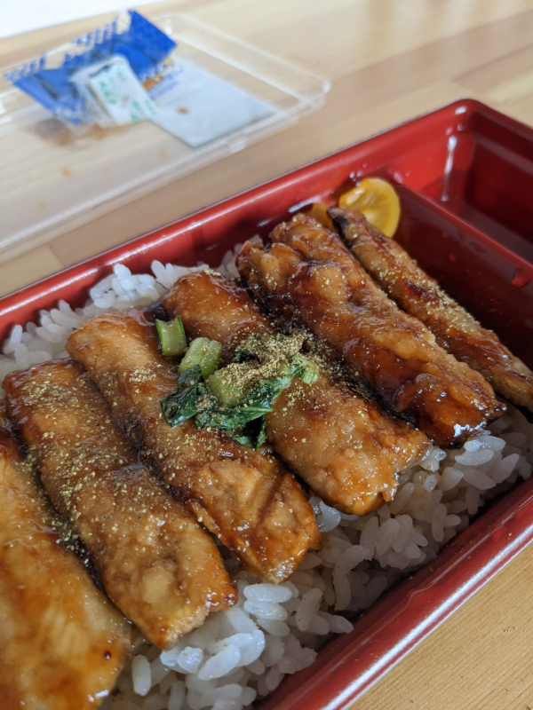 さんま蒲焼重の蓋をあけたところ