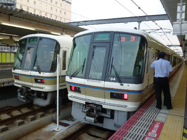 ＪＲ221系とＪＲ221系