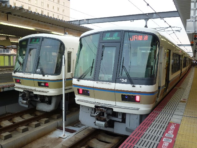 ＪＲ221系とＪＲ221系