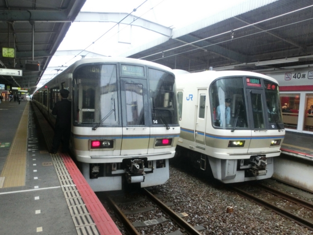 ＪＲ221系とＪＲ221系