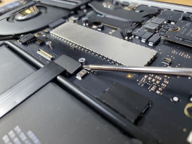 Mac マック MacBook Pro Air 2015 M1 2022 M2 Apple 非純正 バッテリー 交換 自分 で 自力 値段 価格 費用 DIY 即日 1時間 簡単 方法 警告 エラー おすすめ やり方 劣化 発火 intel インテル ドライバー ビス 特殊 ネジ 蓋 型番 early mid 手順