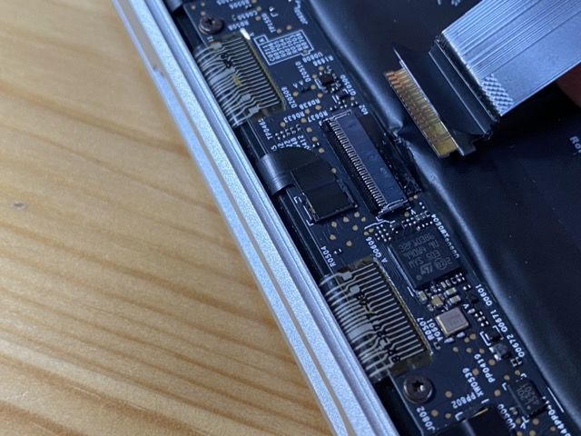 Mac マック MacBook Pro Air 2015 M1 2022 M2 Apple 非純正 バッテリー 交換 自分 で 自力 値段 価格 費用 DIY 即日 1時間 簡単 方法 警告 エラー おすすめ やり方 劣化 発火 intel インテル ドライバー ビス 特殊 ネジ 蓋 型番 early mid 手順 ドライヤー