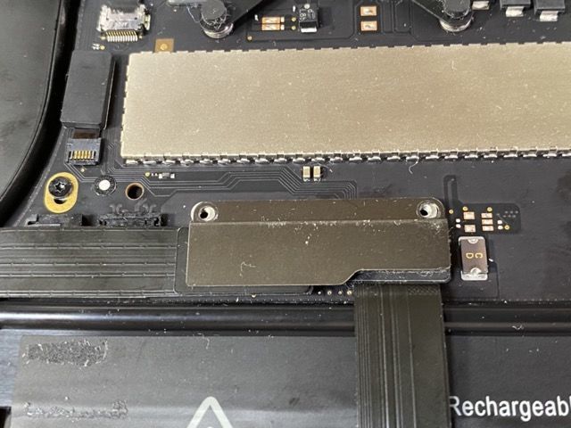 Mac マック MacBook Pro Air 2015 M1 2022 M2 Apple 非純正 バッテリー 交換 自分 で 自力 値段 価格 費用 DIY 即日 1時間 簡単 方法 警告 エラー おすすめ やり方 劣化 発火 intel インテル ドライバー ビス 特殊 ネジ 蓋 型番 early mid 手順 ドライヤー