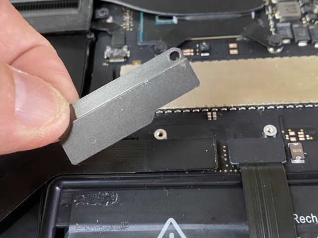 Mac マック MacBook Pro Air 2015 M1 2022 M2 Apple 非純正 バッテリー 交換 自分 で 自力 値段 価格 費用 DIY 即日 1時間 簡単 方法 警告 エラー おすすめ やり方 劣化 発火 intel インテル ドライバー ビス 特殊 ネジ 蓋 型番 early mid 手順 ドライヤー