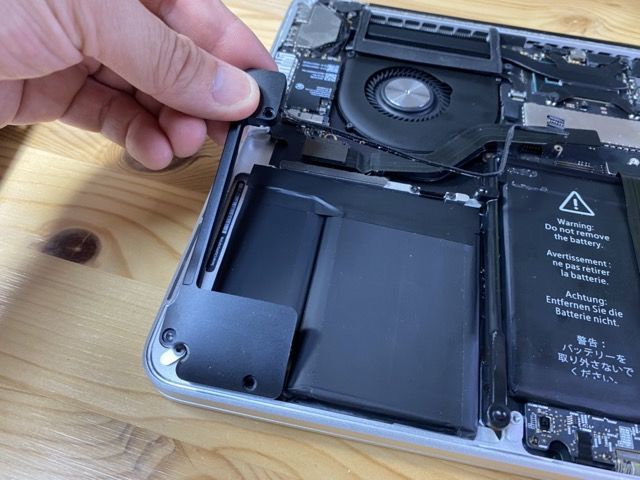 Mac マック MacBook Pro Air 2015 M1 2022 M2 Apple 非純正 バッテリー 交換 自分 で 自力 値段 価格 費用 DIY 即日 1時間 簡単 方法 警告 エラー おすすめ やり方 劣化 発火 intel インテル ドライバー ビス 特殊 ネジ 蓋 型番 early mid 手順 ドライヤー