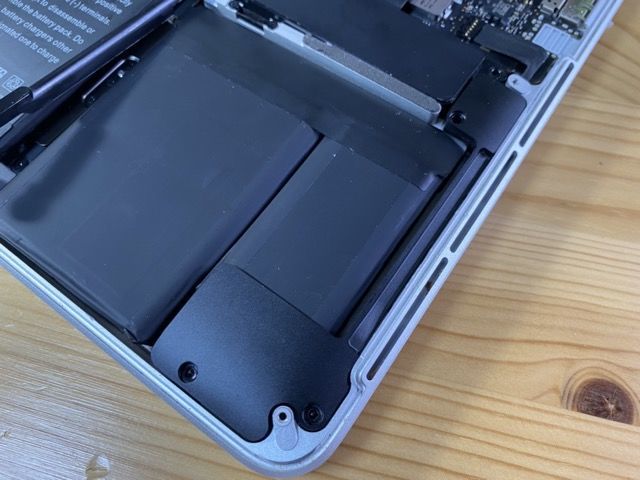 Mac マック MacBook Pro Air 2015 M1 2022 M2 Apple 非純正 バッテリー 交換 自分 で 自力 値段 価格 費用 DIY 即日 1時間 簡単 方法 警告 エラー おすすめ やり方 劣化 発火 intel インテル ドライバー ビス 特殊 ネジ 蓋 型番 early mid 手順 ドライヤー