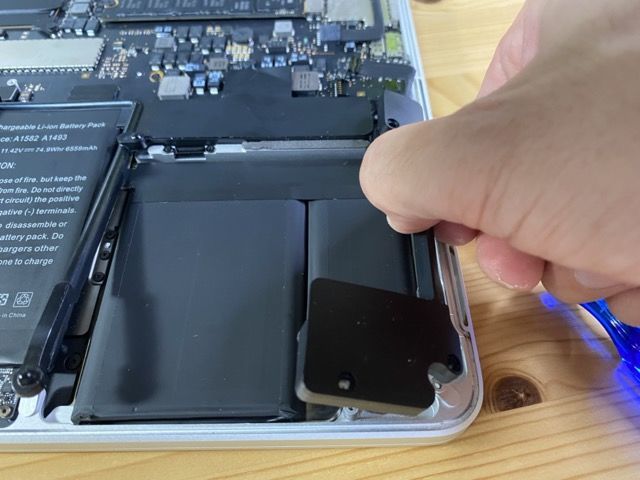 Mac マック MacBook Pro Air 2015 M1 2022 M2 Apple 非純正 バッテリー 交換 自分 で 自力 値段 価格 費用 DIY 即日 1時間 簡単 方法 警告 エラー おすすめ やり方 劣化 発火 intel インテル ドライバー ビス 特殊 ネジ 蓋 型番 early mid 手順 ドライヤー