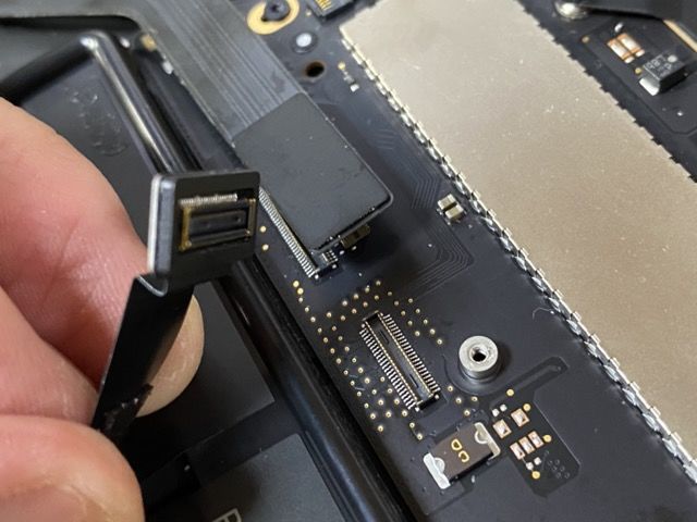 Mac マック MacBook Pro Air 2015 M1 2022 M2 Apple 非純正 バッテリー 交換 自分 で 自力 値段 価格 費用 DIY 即日 1時間 簡単 方法 警告 エラー おすすめ やり方 劣化 発火 intel インテル ドライバー ビス 特殊 ネジ 蓋 型番 early mid 手順 ドライヤー