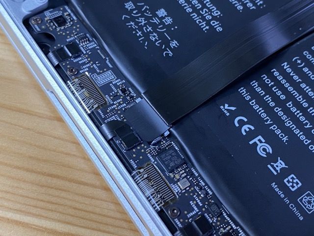 Mac マック MacBook Pro Air 2015 M1 2022 M2 Apple 非純正 バッテリー 交換 自分 で 自力 値段 価格 費用 DIY 即日 1時間 簡単 方法 警告 エラー おすすめ やり方 劣化 発火 intel インテル ドライバー ビス 特殊 ネジ 蓋 型番 early mid 手順 ドライヤー