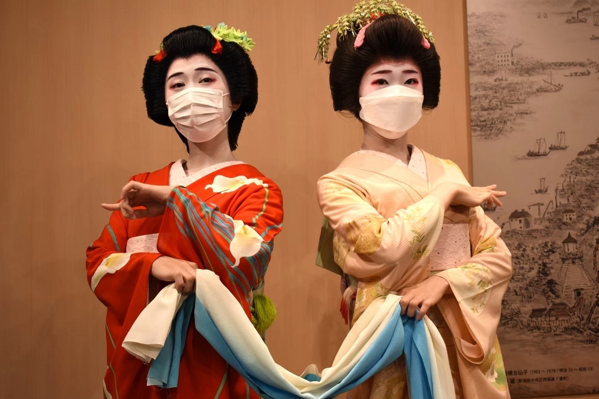 【真作】掛軸　艶やかな舞姿　日本美を映す美人画　伝統衣装の舞妓　Q62 真作】掛軸 艶やかな舞姿 日本美を映す美人画 伝統衣装の