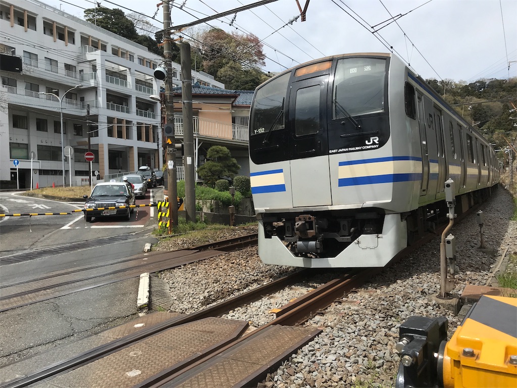 踏切脇に悲しげに建つ 轢死者供養塔の由来 逗子市 みうけんのヨコハマ原付紀行