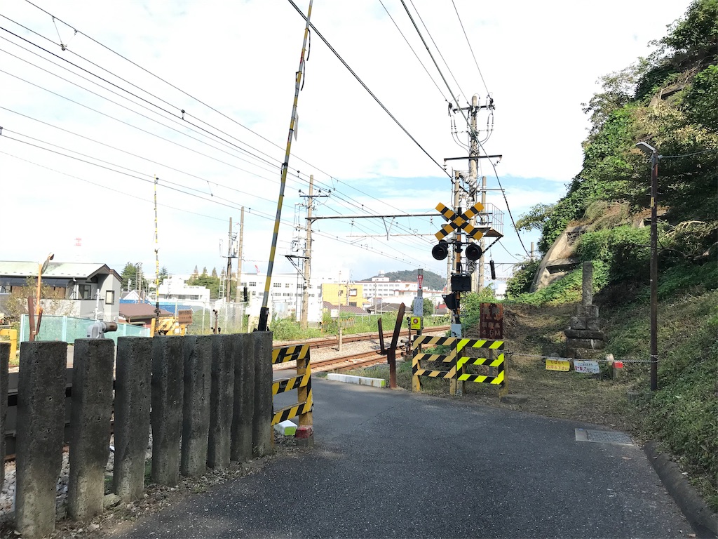 無念の殃死者を慰める 踏切脇の轢死者溺死者追善塔 横須賀市 みうけんのヨコハマ原付紀行 無念の殃死者を慰める 踏切脇の轢死者溺死者追善塔 横須賀市 みうけんのヨコハマ原付紀行