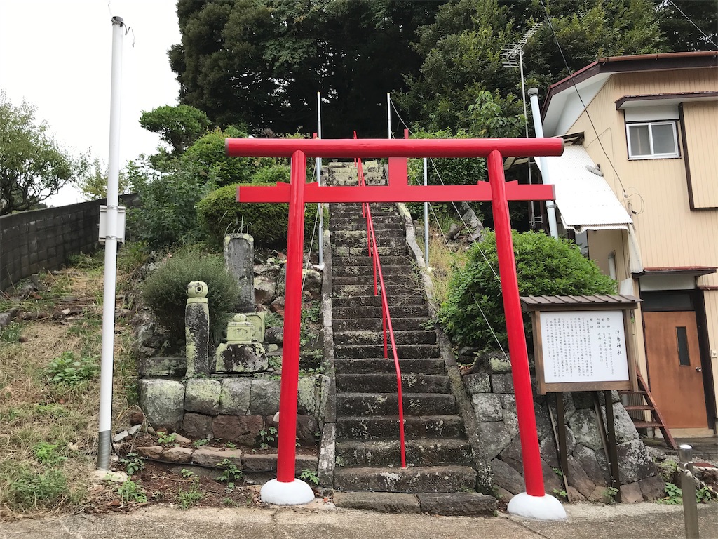 狛犬ではなく天狗が守る 山中の石祠 真鶴町 みうけんのヨコハマ原付紀行