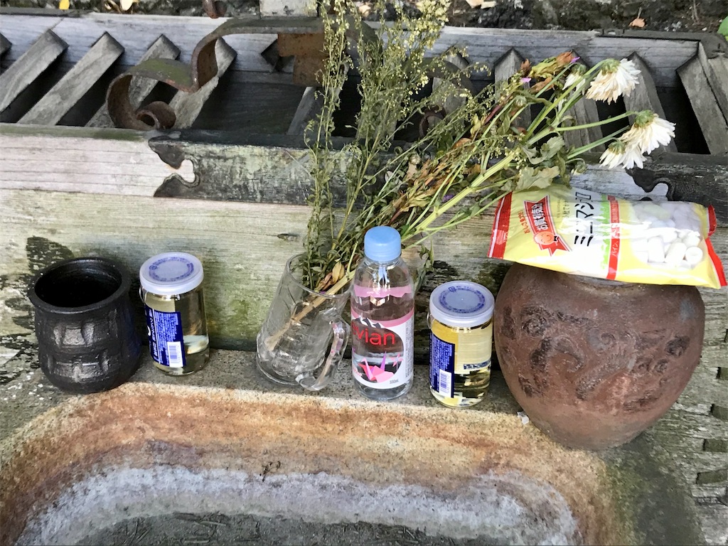 事故の犠牲者を慰める 踏切脇の桜株観音 大和市 みうけんのヨコハマ原付紀行
