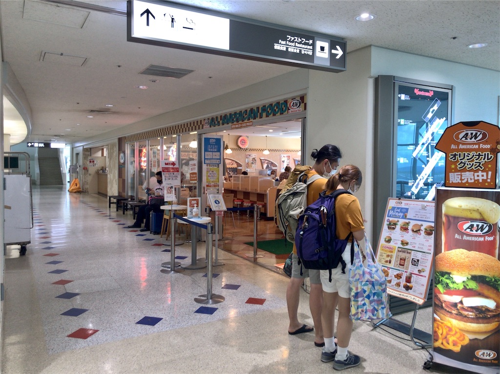 那覇空港 国内線旅客ターミナルの ａ ｗ 那覇空港店 でハンバーガー みうけんのヨコハマ原付紀行