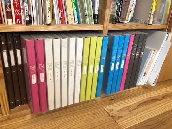 アルバムが本棚に入っている様子