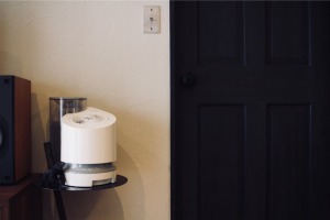 image リビングに置いたボルネード気化式加湿器EV100-JP