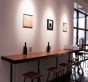 image PUEBCOの雑貨やアート作品のある店内