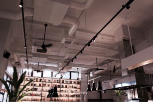 image 高い天井とインダストリアルな雰囲気のMORIHICO. STAY & COFFEE