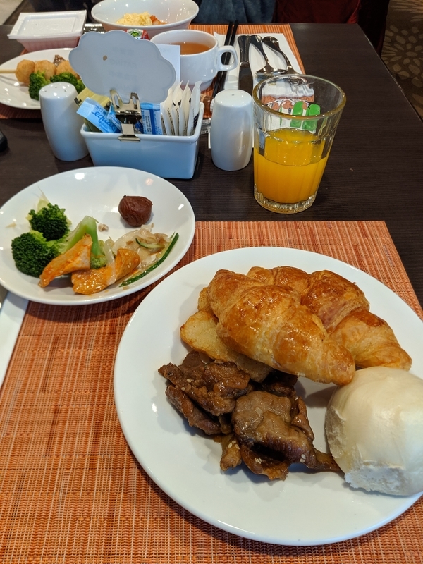 ホテルで朝食