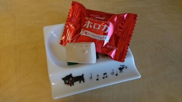 ほろほろふしぎな食感！ 明治ひとくちチーズスイーツ ホロカ - よむねるたべる