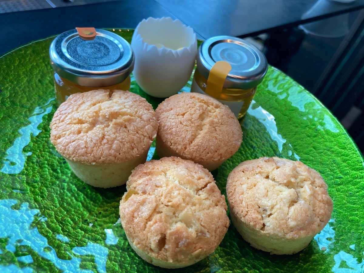 プレーンスコーン、アーモンドとレモンのスコーン、 ハチミツ 、オレンジマーマレード