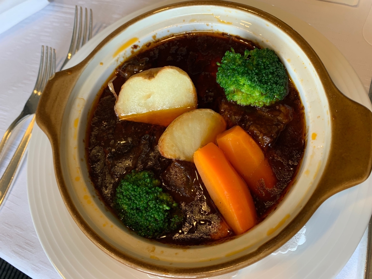 ビーフシチュー、温野菜、肉料理、ルームサービス