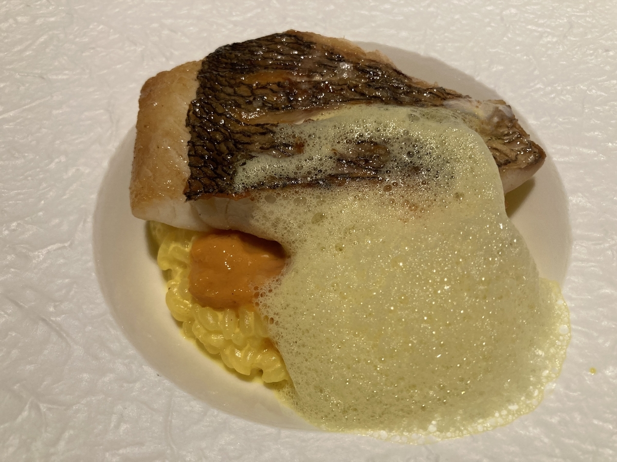 本日の魚の鉄板グリル、サフランリゾット、雲丹、ディストリクト