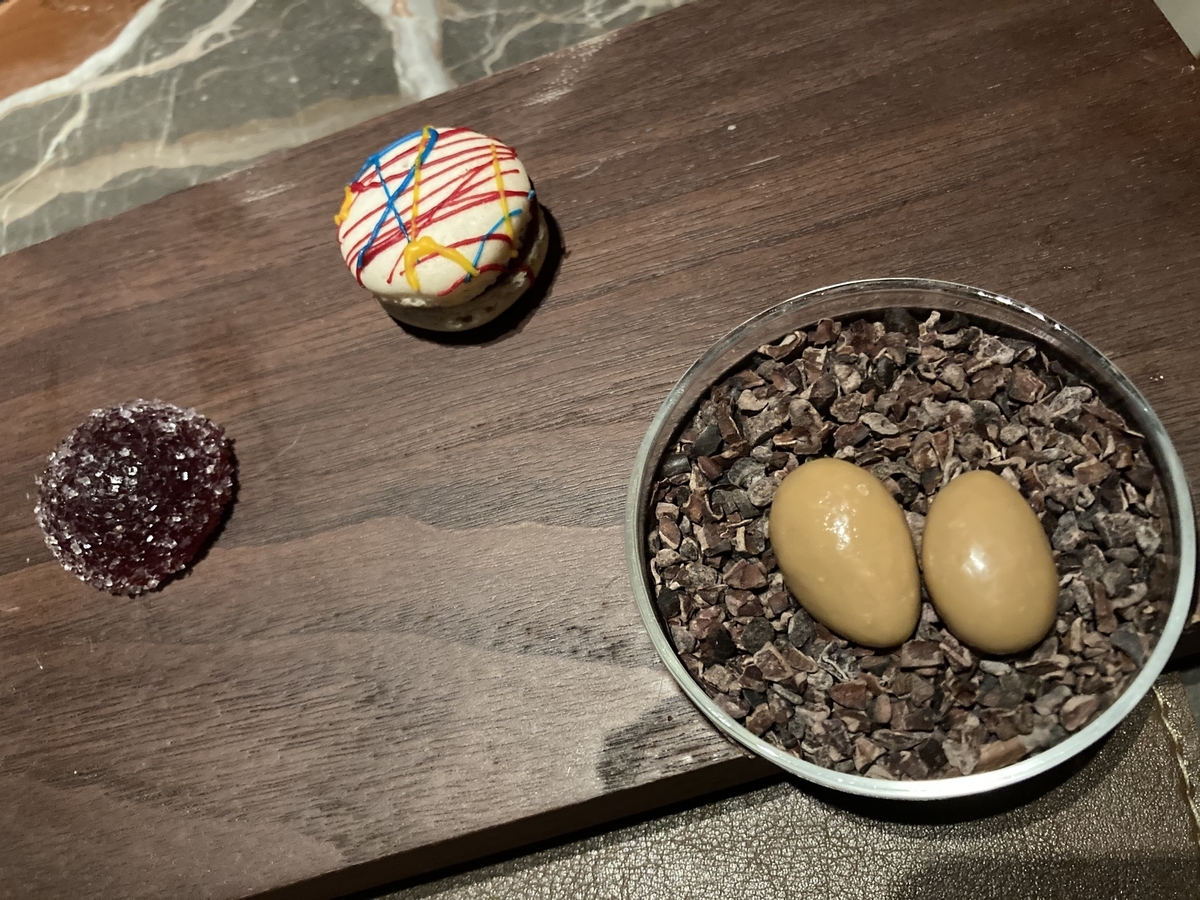 プティフール、マカロン、チョコレート