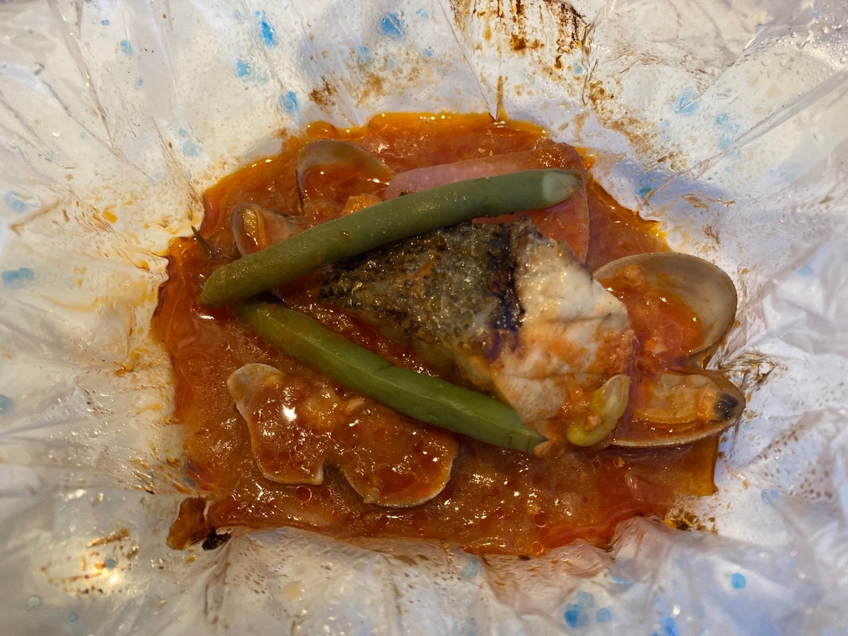 スズキ、アサリ、トマトソースの包み焼き､魚料理