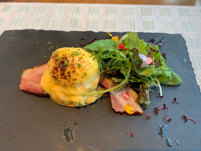 アボガド、パンケーキ、エッグベネディクト