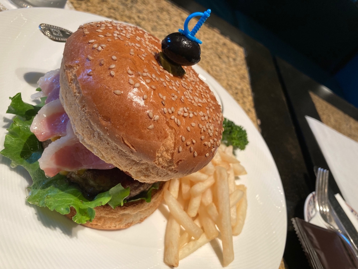 ハンバーガー、ホテルラウンジ、ホテルカフェ