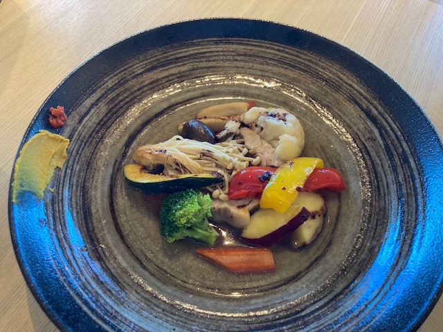 豚肩ロースの煮込み、焼き野菜、鰹出汁、肉料理