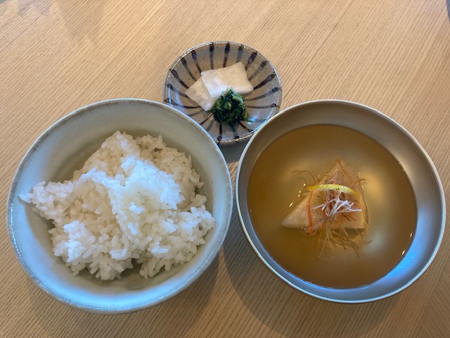 白米、蕪、野菜のお澄まし、お味噌汁
