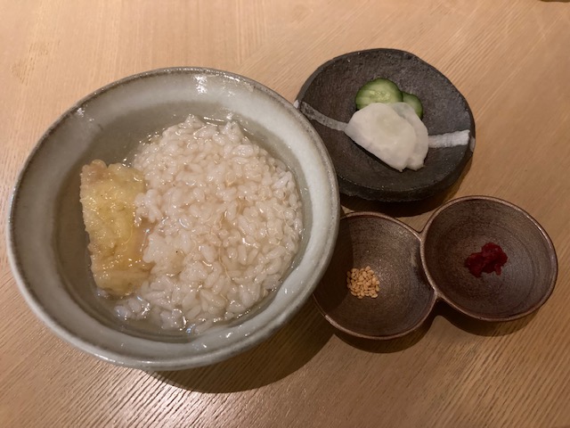 焼きおむすび 、干し貝柱、かき揚げ、鰹出汁、ご飯
