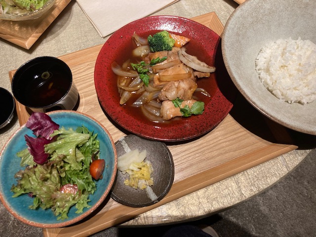 生姜焼き、豚肉、ルームサービス、ソラノホテル