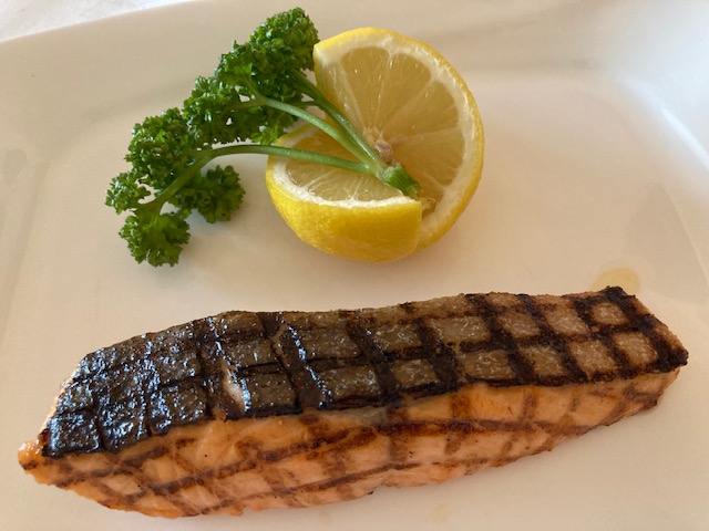 キングサーモン、サーモンソテー、魚料理、レモン
