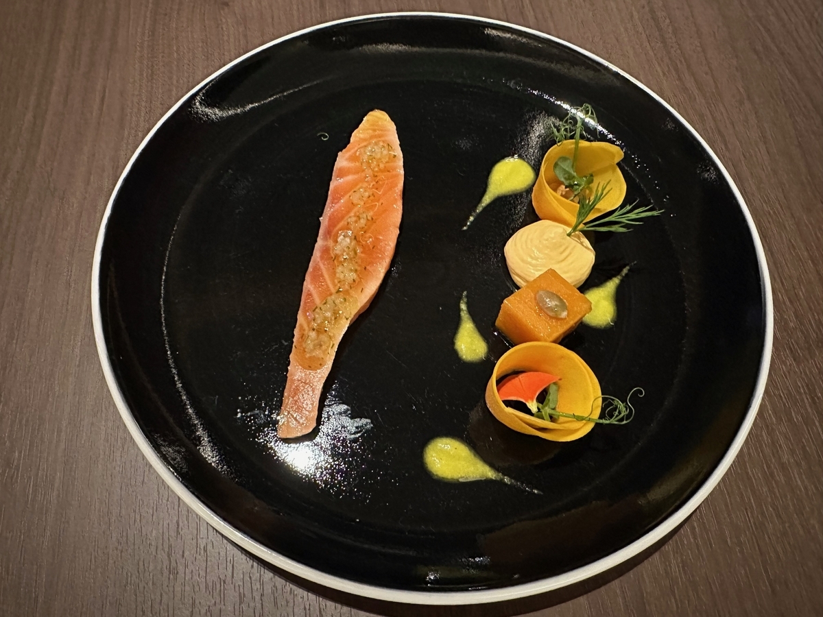 サーモンの炙り、ミキュイ、魚料理