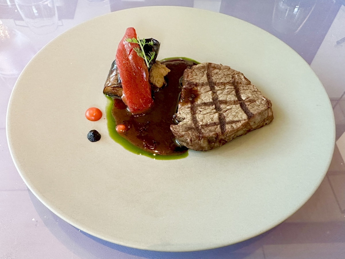 牛肉のグリル､茄子のフリット、ステーキ、肉料理