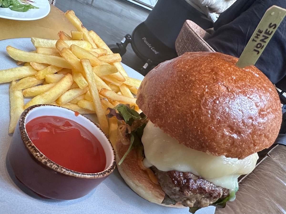 ビーフバーガー、フライドポテト、チーズバーガー